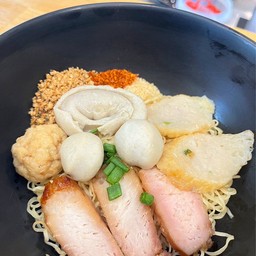 ก๋วยเตี๋ยวลูกชิ้นปลาทรงเครื่อง (เลือกน้ำ แห้ง หรือต้มยำ)