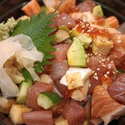 ข้าวหน้าปลาดิบรวมหั่นเต๋า