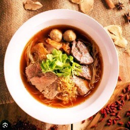 ก๋วยเตี๊ยวเนื้อตุ๋น-เตี๊ยวไก่.ตลาดไทสมบูรณ์