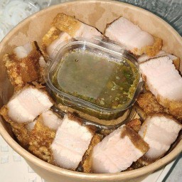 ชายกล้าหมูกรอบ สาขา1