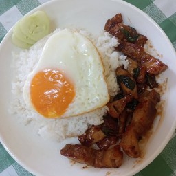 ข้าวกระเพรา หมูกรอบ