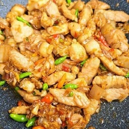 สามชั้นทอดพริกขี้หนูสด