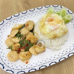 ข้าวกะเพราลูกชิ้นหมู + ไข่ดาว