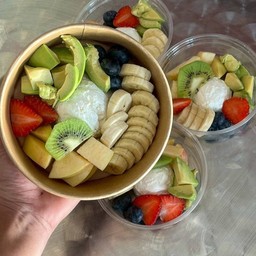 กรีกโยเกิร์ต L เซ็ตนี้ทางร้านจะเลือกผลไม้ให้🍒🥝