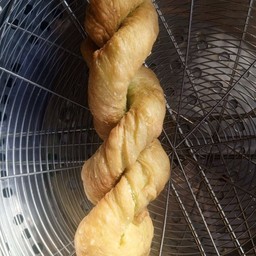 ปาท่องโก๋เกลียวใบเตย