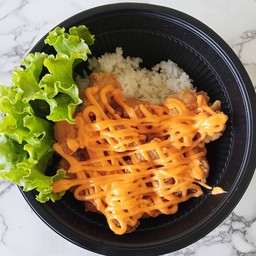 ข้าวไก่กรอบราดชีสดิบ