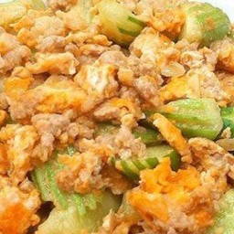 แตงกวาผัดไข่ราดข้าว