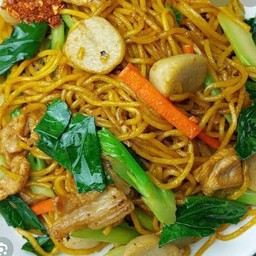 หมี่เหลืองผัด (ไก่ ลูกชิ้นปลา)