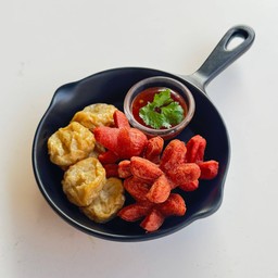 ไส้กรอกแดงและลูกชิ้นปลาทอด