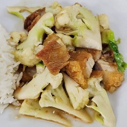 ผัดดอกกะหล่ำราดข้าว