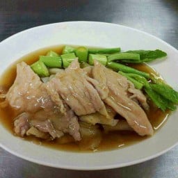 ราดหน้าหมูหมัก (เฮียชาติ) Gravy Pork Gravy Noodle (Hia Chat)