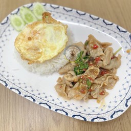 ข้าวกะเพราหมูชิ้น + ไข่ดาว