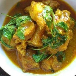 แกงคั่วพริกหมูสามชั้น ใบรา