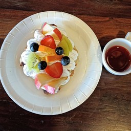 ครอฟเฟิลผลไม้รวมกันซอสสตอว์เบอร์รี่