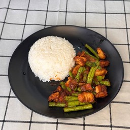 ข้าวผัดพริกแกงหมูกรอบ