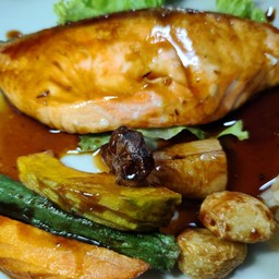 แซลมอลย่างซีอิ้ว ซอสสูตรต้นตำหรับของทางร้าน