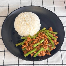 ข้าวผัดพริกแกงเนื้อสับ