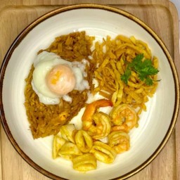 ข้าวซอยผัดแห้งทะเลรวม+ไข่ออนเซ็น Dry-Fried Khao Soi with Mixed Seafood and Onsen Egg