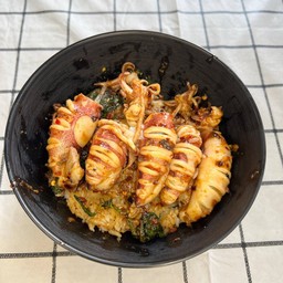 ข้าวกะเพราปลาหมึกไข่