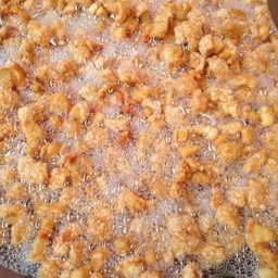 กากหมูเจียวหอมๆสดใหม่ทุกวัน