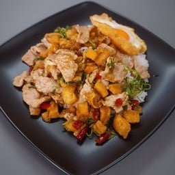 ข้าวกระเพราสามสหาย (หมูชิ้น หมูกรอบ กากหมู)