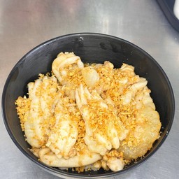ข้าวไข่ปลาหมึกกระเทียม