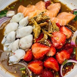 ยำสตรอเบอรี่ ปลาร้า 3 แซ่บ