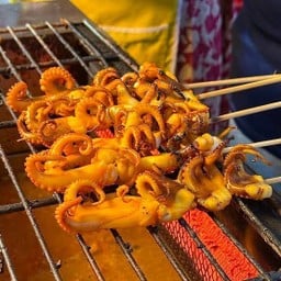 หมึกย่าง ลูกชิ้น น้ำจิ้มรสเด็ด (เจ้าเก่าท่าพระจันทร์)