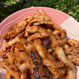 เนื้อย่างคลุกฝุ่น200กรัม พร้อมน้ำจิ้มแจ๋ว