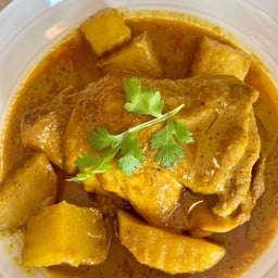 แกงกะหรี่ไก่ และข้าวสวย