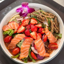 ยำสตรอเบอรี่+แซลมอน ปลาร้าแซ่บ