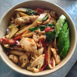 กระเพราไก่หน่อไม้พริกแห้ง  (  ไม่ใช่หน่อไม้ดอง )  ทานกับข้าวหอมนุ่มๆ