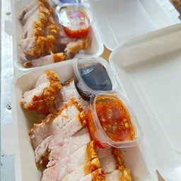 Queen หมูกรอบ สาขา2