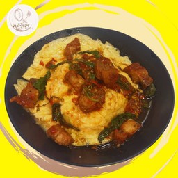 ข้าวไข่ข้นกะเพราหมูกรอบ