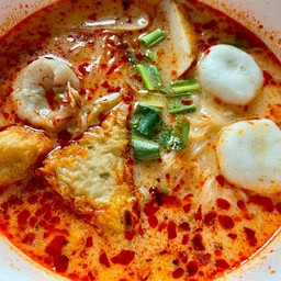 ก๋วยเตี๋ยวลูกชิ้นปลาต้มยำน้ำข้น