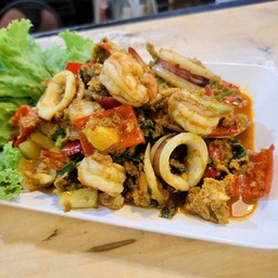 ผัดผงกระหรี่ กุ้ง หมึก