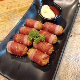 เบคอนพันไส้กรอก