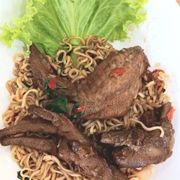 กะเพรามาม่าไก่ตุ๋น