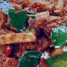 ข้าวหมูกรอบผัดพริกแกง(ไม่ใส่ถั่วฝักยาวนะคะ)