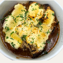 ซุปหัวหอมฝรั่งเศสเข้มข้น นำไปอบพร้อม sourdough และ ชีสหลากชนิด