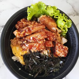 ข้าวไข่ข้นไก่ทอดซอสเผ็ดโรยสาหร่าย