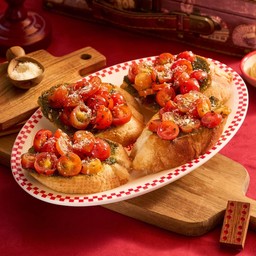 A7 Tomato & Pesto Crostini ขนมปังหน้ามะเขือเทศเพสโต้