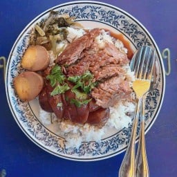 แหม่ม ขาหมู