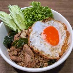 กะเพราหมูข้าวคลุก ท็อปปิ้งด้วยไข่ดาวเป็ด