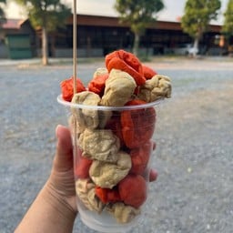 ลูกชิ้นทอด น้องแพรว ลูกชิ้นทอด น้องแพรว