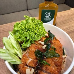 ข้าวกะเพราคลุกหมูทงคัตสึ ฟรีน้ำสมุนไพร homemade