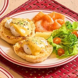 AB15 Egg Benny with Salmon ไข่เบเนดิกส์กับแซลมอน