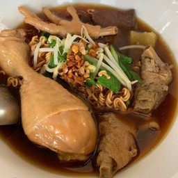 ก๋วยเตี๋ยว ไก่ตุ๋น (น้ำต้มยำ)