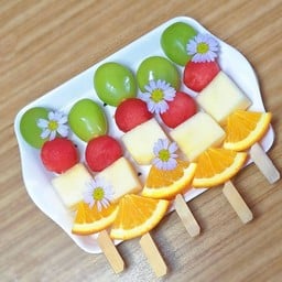 ผลไม้สายรุ้งเสียบไม้ กล่อง 5 ไม้ (องุ่น+แตงโม+แอปเปิ้ล+ส้ม)