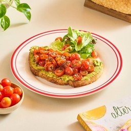 VE6 Avo & tomato on toast ขนมปังหน้าอโวคาโด้กับสลัดมะเขือเทศเพสโต้